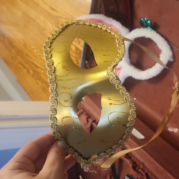 FREE ADD ON: Costume head pieces - Picture 4 of 9